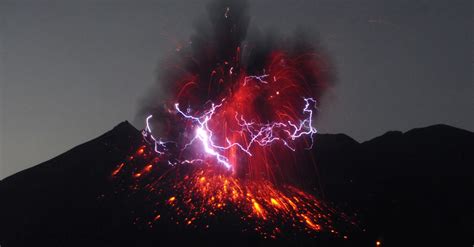 Orage volcanique — Wikipédia.